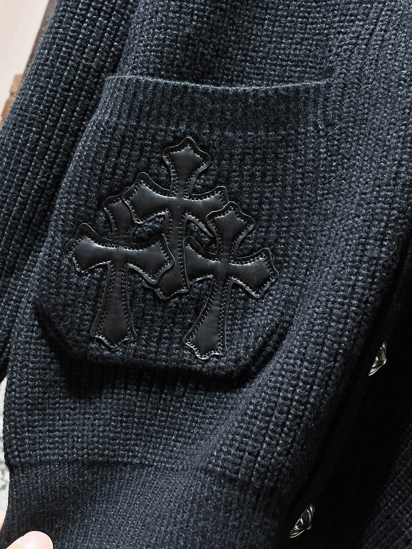P296 Chrome Hearts sweater series Banana collar wool and leather silver button cardigan Single-breasted placket design All made of leather webbing Customized Chrome Hearts hardware buttons ➕ Leather logo embroidery on the chest Selected high-quality wool and 100% pure cotton knitted fabrics Not the ordinary version on the market! ! Recommended color: black Size: S, M, L, XL